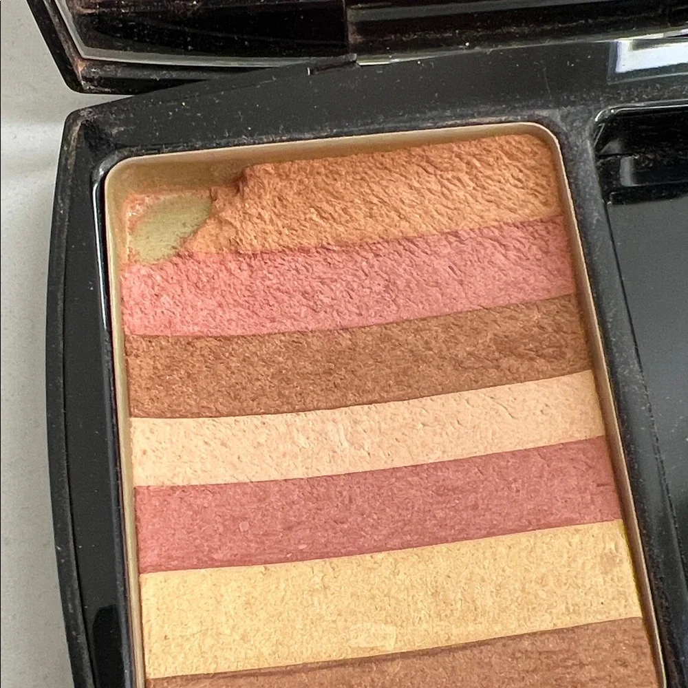 CHANEL blush palette with harmonious stripes of gold, brown, and pink.